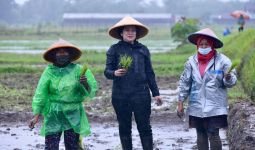 Puan Hujan-hujanan Bersama Petani, Fadli Zon Menyindir Pedas Sekali - JPNN.com