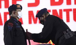 Irjen Anang Sematkan Langsung Gelar Kehormatan Brimob kepada Menhan Prabowo - JPNN.com