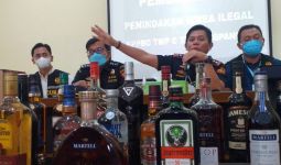 Bea Cukai Menggagalkan Penyelundupan 10.515 Botol Miras Ilegal asal Singapura  - JPNN.com