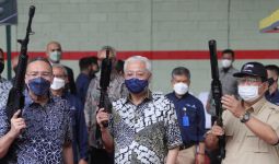 Disambut Menhan Prabowo, PM Malaysia Kunjungi Pabrik Senjata Pindad - JPNN.com