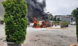 Mercedes-Benz Milik Prof Zainal Ludes Terbakar di Rest Area Tol Japek, Lihat Fotonya - JPNN.com