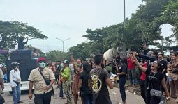 Wanita Pemandu Lagu Berjoget di Tengah Jalan, Asyik - JPNN.com
