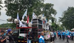 Buruh Jabar Berdemonstrasi di Gedung Sate, Begini Tuntutannya - JPNN.com