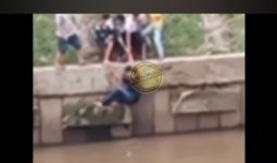 Tepergok Saat Berbuat Terlarang, Pria Ini Melompat ke Sungai Ciliwung, Begini Nasibnya - JPNN.com