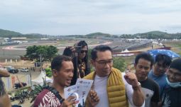 Naik ke ‘Bukit Viral’ Sirkuit Mandalika, Ridwan Kamil Membagikan Tiket Gratis WSBK untuk Warga  - JPNN.com