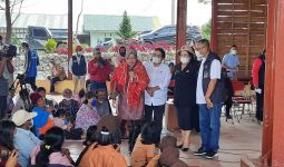 Sambangi Korban Erupsi Gunung Sinabung, Mensos: Jangan Menyerah - JPNN.com
