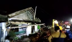Tebing Terjal Longsor Timpa 2 Rumah, 4 Orang Tewas - JPNN.com