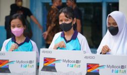 Para Siswa Berprestasi Ini Beruntung Dapat Hadiah Laptop dari Sahabat Ganjar - JPNN.com
