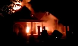 Buton Membara, Massa Mengamuk Membakar Rumah dan Kendaraan - JPNN.com