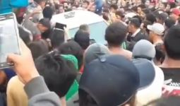 Warga Mengadang Mobil di Perlintasan Kereta Bekasi, Oh Ternyata - JPNN.com