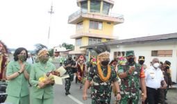 Tiba di Manokwari, Jenderal Dudung Disambut dengan Tarian Adat Khas Papua - JPNN.com
