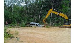 Mobil Terseret Banjir, Suami Istri Tewas - JPNN.com