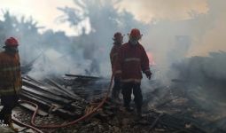 Lapak Pembuatan Kusen di Depok Ludes Terbakar, Ini Penyebabnya - JPNN.com