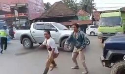 Amad Kejar Polantas Pakai Pedang Lantaran Tak Terima Anaknya Ditilang, Videonya Viral - JPNN.com