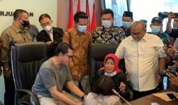 Anggiat Pasaribu Berlutut di Depan Seorang Ibu Lalu Mencium Arteria Dahlan - JPNN.com