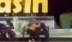Video Viral Dua Sejoli Asyik Berciuman di Tengah Keramaian, Anda Kenal? - JPNN.com