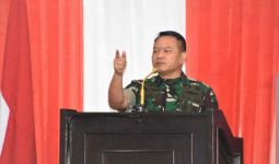 Perintah Jenderal Dudung, Prajurit TNI Harus Melindungi Masyarakat Papua dari Intimidasi KKB  - JPNN.com