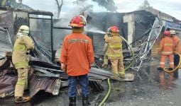 Toko Sepatu dan Warung Ayam Geprek di Duren Sawit Terbakar, Lihat nih Fotonya - JPNN.com