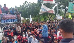 Menemui Massa Buruh di Depan Balai Kota, Anies Baswedan: Kami Memperjuangkan UMP Naik Lebih Tinggi - JPNN.com