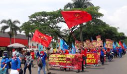 Buruh Kepung Monju Bandung, Long March ke Gedung Sate - JPNN.com