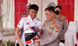 Pembalap Moto3 Ini Jadi Anak Angkat Irjen Fadil, 2022 Beraksi di Sirkuit Mandalika - JPNN.com