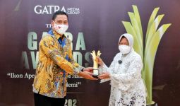 Terobosan Atasi Dampak Pandemi Antarkan Mensos Risma Raih Penghargaan GATRA Award - JPNN.com