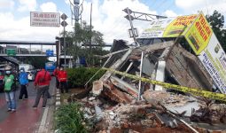 Kecelakaan TransJakarta, Bus Menabrak Pos Polisi PGC, Hancur - JPNN.com