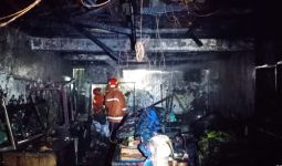 Garasi Gerobak Dagangan di Jatinegara Terbakar, Kerugiannya Fantastis - JPNN.com