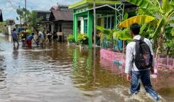 Luapan Air Sungai Kapuas Merendam Rumah warga di Pontianak - JPNN.com
