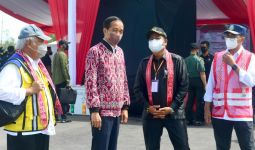 Lihat Tuh, Jaket Bomber Jokowi Keren Banget, Dipakai Buat Resmikan Bandara Tebelian - JPNN.com
