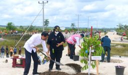 Pulihkan Lingkungan Setelah Banjir Sintang, Presiden Jokowi Tanam Pohon Bersama Masyarakat - JPNN.com