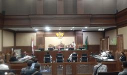 Gegara Ditegur Hakim, Nia Ramadhani dan Ardi Bakrie Hadiri Persidangan Tepat Waktu - JPNN.com