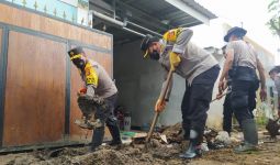 Lihat Aksi Brigjen Ruslan Bersihkan Puing-Puing Banjir, Semoga Menginspirasi yang Lain - JPNN.com