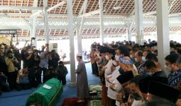 Sejumlah Pejabat Ikut Salatkan Almarhum Wali Kota Bandung - JPNN.com