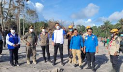 Tinjau Masyarakat Terdampak Erupsi Semeru, KNPI Salurkan Bantuan - JPNN.com