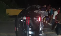 Saat Polisi Mengejar Komplotan Pencuri, Mobil Ini Terguling, Lihat! - JPNN.com