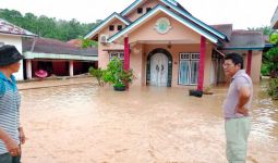 Mohon Doanya, 20 Warga Terjebak Banjir, 40 Rumah Tergenang, 1 Jembatan Roboh - JPNN.com