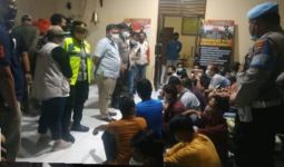 25 Pasangan Bukan Suami Istri Lagi Asyik Berduaan di Kamar, Tiba-Tiba Digedor Polisi - JPNN.com