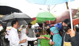 Hujan Deras Tak Menyurutkan Langkah Presiden Kunjungi Pasar Kertek - JPNN.com