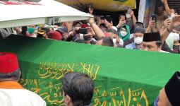 Jenazah Haji Lulung Tiba di Rumah Duka, Disambut Ratusan Warga - JPNN.com