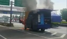 Mobil Boks Milik Kementerian PUPR Terbakar di Tol JORR, Kerugiannya Fantastis - JPNN.com