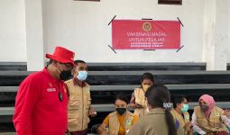 BIN Maluku Bagi Sembako dan HP di Kegiatan Vaksinasi Masyarakat Malra - JPNN.com
