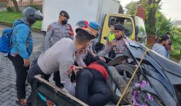 Lihat Aksi Danton Dalmas Polda Jateng Tolong Korban Kecelakaan - JPNN.com