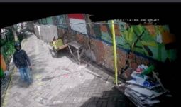 Orang Ini Mondar-mandir di Jalan Tambak Pokak Surabaya, Jangan Sampai Ada Korban Lagi - JPNN.com