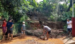 Tanggul Kali Angke 5 Jebol, Puluhan Rumah Warga di Pondok Petir Terendam Banjir - JPNN.com