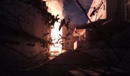 Kebakaran di Cikini: 17 Bangunan Ludes, Ada Petugas Sempat Digotong - JPNN.com