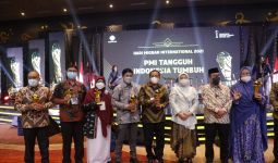 Menaker Ida Serahkan Indonesian Migrant Worker Awards 2021 ke 15 Stakeholder - JPNN.com