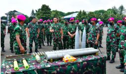 Lihat Nih, Gaya Jenderal Andika Saat Saksikan Material Tempur Korps Marinir TNI AL - JPNN.com