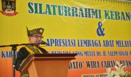 Dinilai Berkontribusi, Salim Segaf Dianugerahi Gelar Dato' Wira Cahaya Buna - JPNN.com