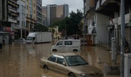 Bekas Ibu Kota Malaysia Dilumpuhkan Banjir, Pasukan Bomba dan Penyelamat Bergerak - JPNN.com